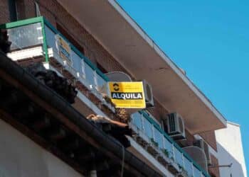 Cartel de “Alquila” en un balcón, sujeto a la nueva normativa de alquiler turístico y posibles multas de 600.000 € en 2025
