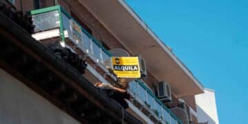 Cartel de “Alquila” en un balcón, sujeto a la nueva normativa de alquiler turístico y posibles multas de 600.000 € en 2025
