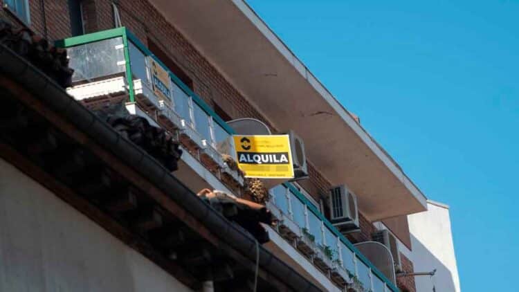 Cartel de “Alquila” en un balcón, sujeto a la nueva normativa de alquiler turístico y posibles multas de 600.000 € en 2025