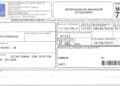 Agente de la Policía Local de San Sebastián de los Reyes revisando expedientes de multas mal tramitadas con devoluciones e intereses.