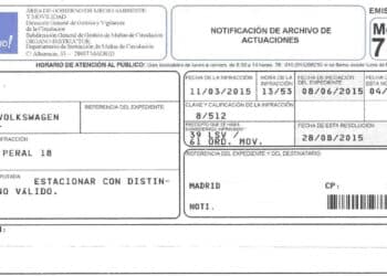 Agente de la Policía Local de San Sebastián de los Reyes revisando expedientes de multas mal tramitadas con devoluciones e intereses.