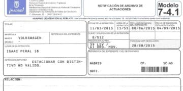 Agente de la Policía Local de San Sebastián de los Reyes revisando expedientes de multas mal tramitadas con devoluciones e intereses.