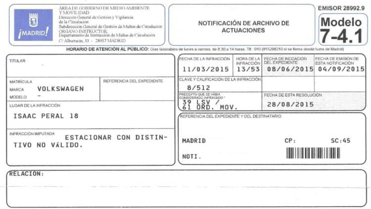 Agente de la Policía Local de San Sebastián de los Reyes revisando expedientes de multas mal tramitadas con devoluciones e intereses.