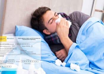 trabajador enfermo en cama con parte de baja médica, riesgo de despido sin indemnización por no avisar a la empresa.