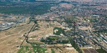 Vista aérea del solar militar de Campamento, futuro barrio con 11 000 viviendas asequibles a 20 minutos del centro de Madrid