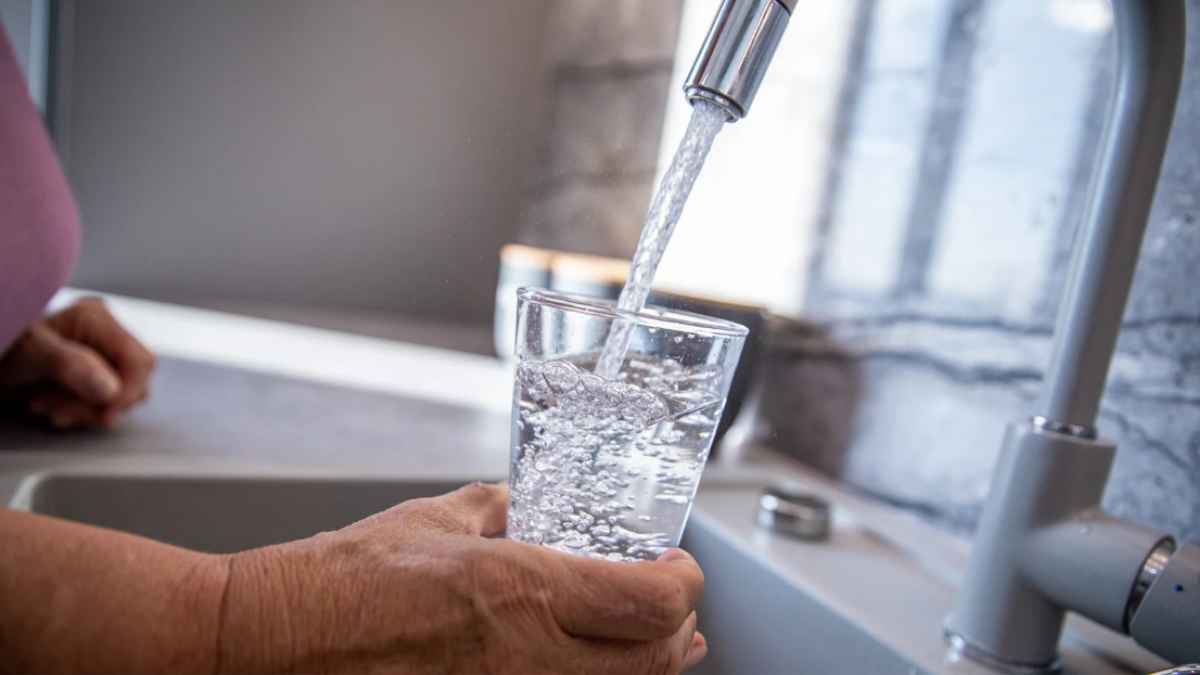 Vaso llenándose con agua del grifo en cocina – OCU revela la ciudad española con la mejor calidad