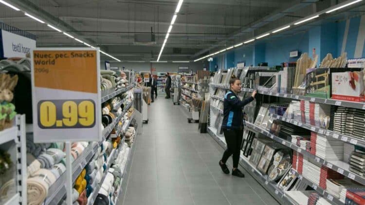 Interior tienda Action.