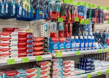 Estante con pastas dentales y colutorios en la sección de higiene bucal de Mercadona.