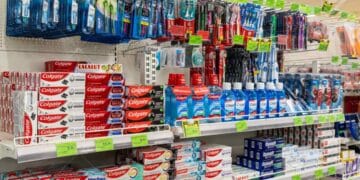 Estante con pastas dentales y colutorios en la sección de higiene bucal de Mercadona.
