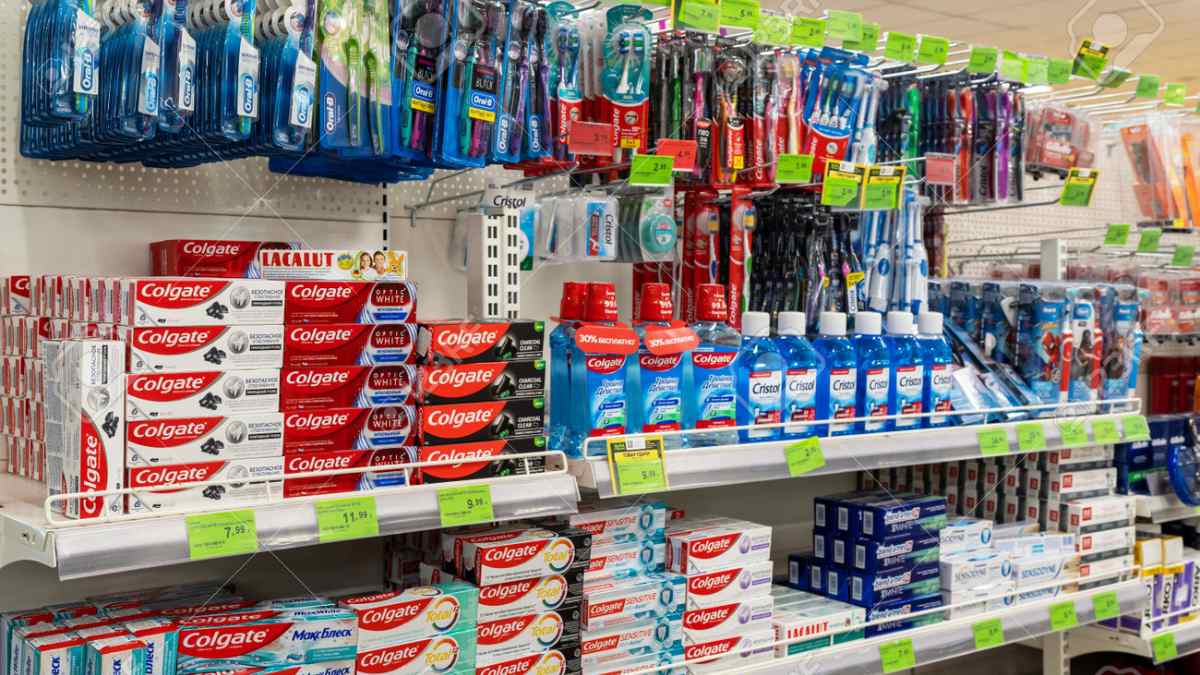 Estante con pastas dentales y colutorios en la sección de higiene bucal de Mercadona.