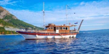 Barco pesquero faenando.