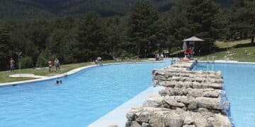 Piscina récord de España en Riosequillo, Buitrago de Lozoya, rodeada de pinos y montañas.