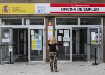 Mujer ante la Oficina de Empleo de Madrid, foco del debate sobre retirar la prestación por desempleo.