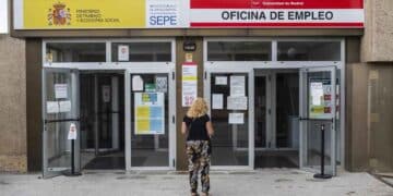 Mujer ante la Oficina de Empleo de Madrid, foco del debate sobre retirar la prestación por desempleo.