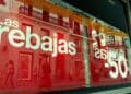 Escaparate anunciando las rebajas del verano.