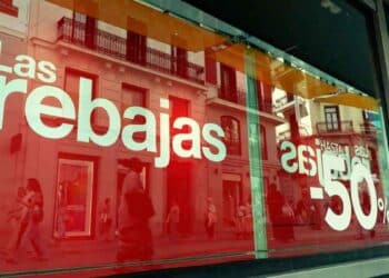 Escaparate anunciando las rebajas del verano.