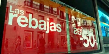 Escaparate anunciando las rebajas del verano.