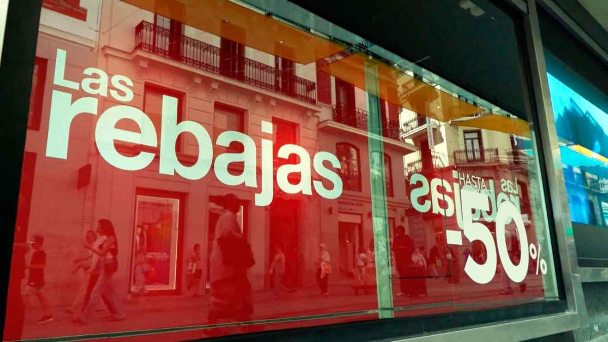 Escaparate anunciando las rebajas del verano.