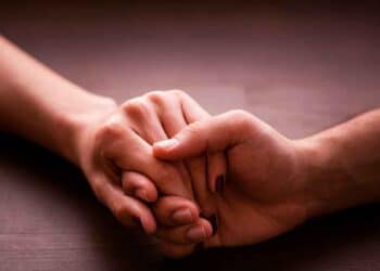 Manos entrelazadas de una pareja, símbolo de reconciliación matrimonial para frenar la separación y evitar el divorcio