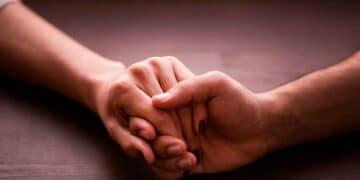 Manos entrelazadas de una pareja, símbolo de reconciliación matrimonial para frenar la separación y evitar el divorcio