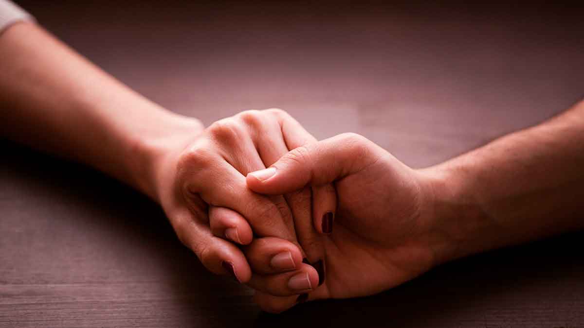 Manos entrelazadas de una pareja, símbolo de reconciliación matrimonial para frenar la separación y evitar el divorcio