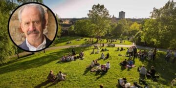 Personas en un parque urbano y retrato de un psiquiatra, ilustrando la regla 3-30-300 y su impacto en la salud mental.