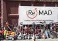 Bicicletas, patinetes y monopatines ante el cartel de ReMAD en un punto limpio de Madrid listos para su reutilización.