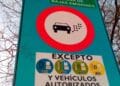 Señal de la ZBE de Madrid que prohíbe a los coches sin etiqueta; solo distintivos 0, ECO, C y B están autorizados