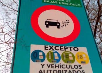Señal de la ZBE de Madrid que prohíbe a los coches sin etiqueta; solo distintivos 0, ECO, C y B están autorizados