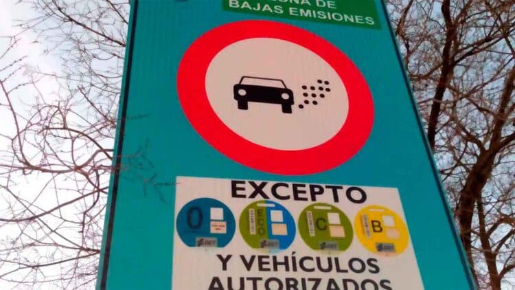 Señal de la ZBE de Madrid que prohíbe a los coches sin etiqueta; solo distintivos 0, ECO, C y B están autorizados