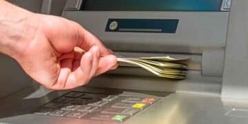 Mano retirando efectivo de un cajero automático; la nueva ley de accesibilidad exige interfaces inclusivas desde el 28 de junio en España.