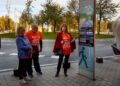 Grupo de participantes con camisetas “Gente que Camina” consultando el panel informativo de una ruta WAP en Madrid