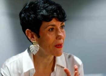 Mujer explicando la nueva normativa de la Seguridad Social sobre bajas con el 100 % del sueldo para donantes