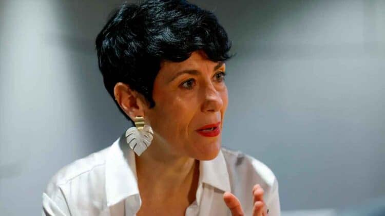 Mujer explicando la nueva normativa de la Seguridad Social sobre bajas con el 100 % del sueldo para donantes