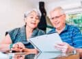 Pareja nacida en los años 60 consulta en casa los requisitos de edad y cotización de la Seguridad Social para jubilarse en 2025 con pensión completa