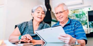 Pareja nacida en los años 60 consulta en casa los requisitos de edad y cotización de la Seguridad Social para jubilarse en 2025 con pensión completa