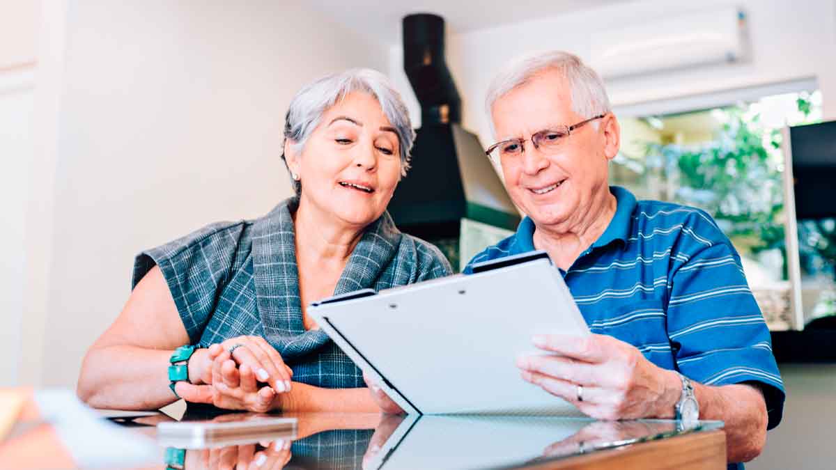 Pareja nacida en los años 60 consulta en casa los requisitos de edad y cotización de la Seguridad Social para jubilarse en 2025 con pensión completa