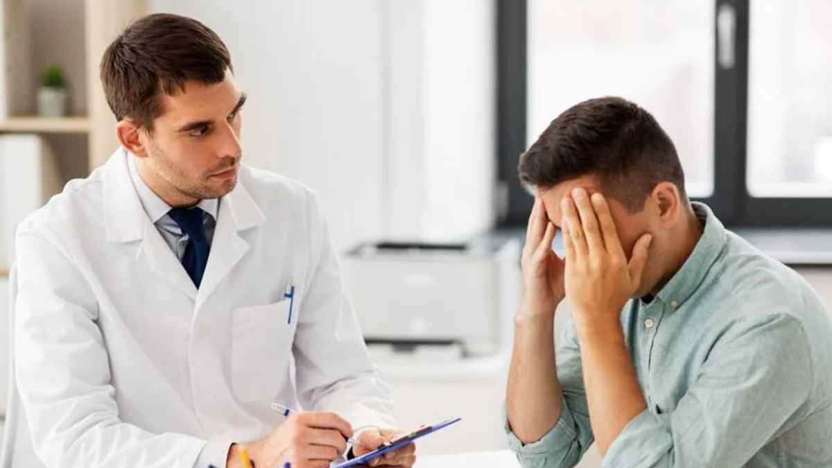 Trabajador preocupado revisa notificación de la Seguridad Social sobre suspensión de baja por incapacidad temporal en 2025.