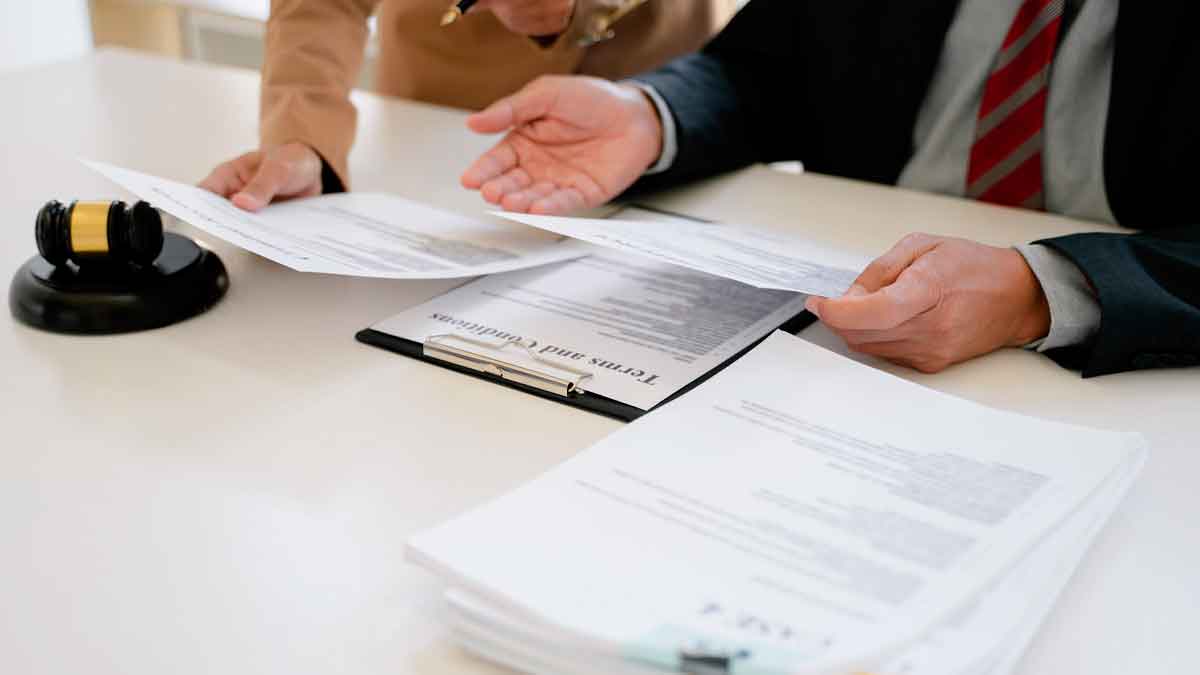 Abogado y representante sindical revisan la carta de despido antes de enviarla al comité de trabajadores, cumpliendo la normativa de protección de datos