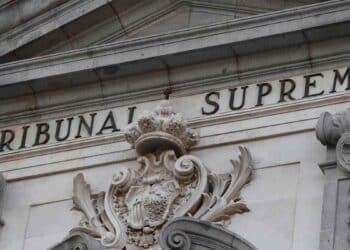 Fachada frontal del Tribunal Supremo de España con la inscripción “TRIBUNAL SUPREMO” tallada en piedra