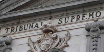 Fachada frontal del Tribunal Supremo de España con la inscripción “TRIBUNAL SUPREMO” tallada en piedra