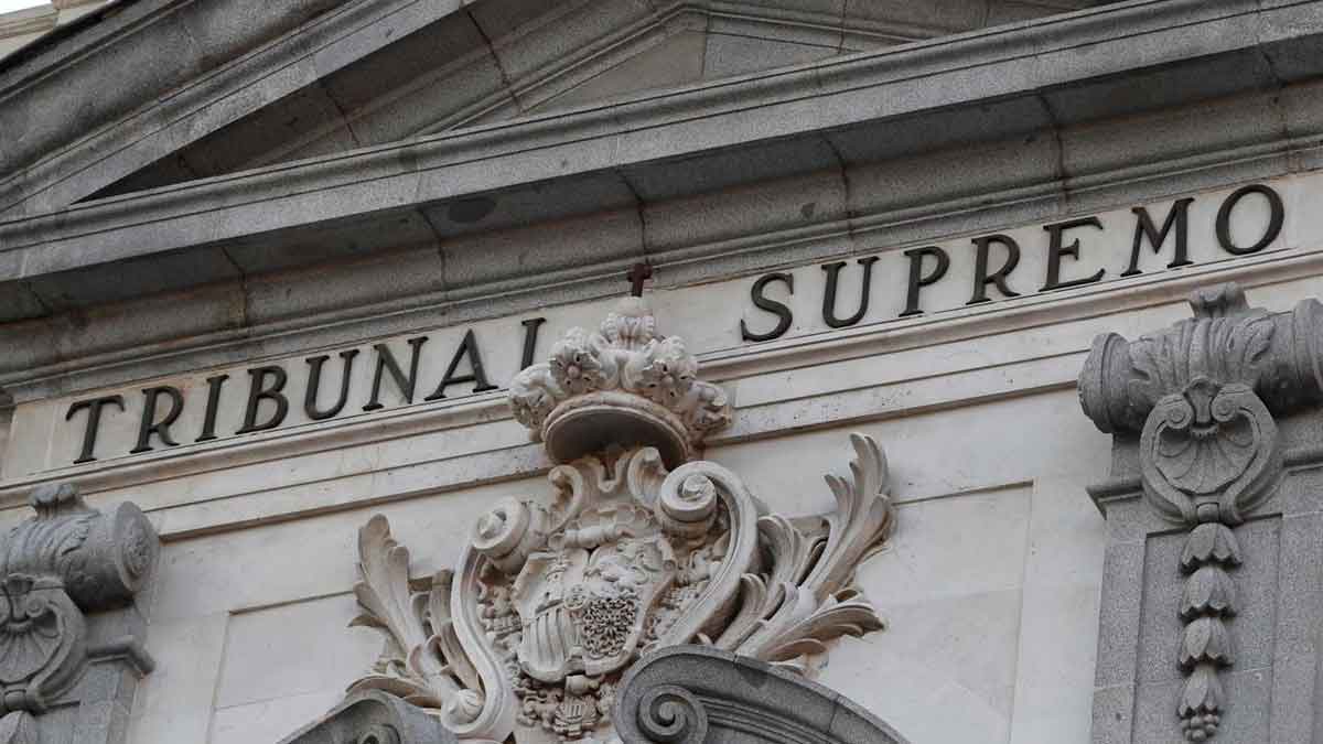 Fachada frontal del Tribunal Supremo de España con la inscripción “TRIBUNAL SUPREMO” tallada en piedra
