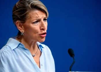 Yolanda Díaz explicando la nueva ayuda del SEPE en rueda de prensa oficial