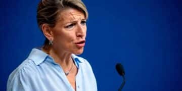 Yolanda Díaz explicando la nueva ayuda del SEPE en rueda de prensa oficial