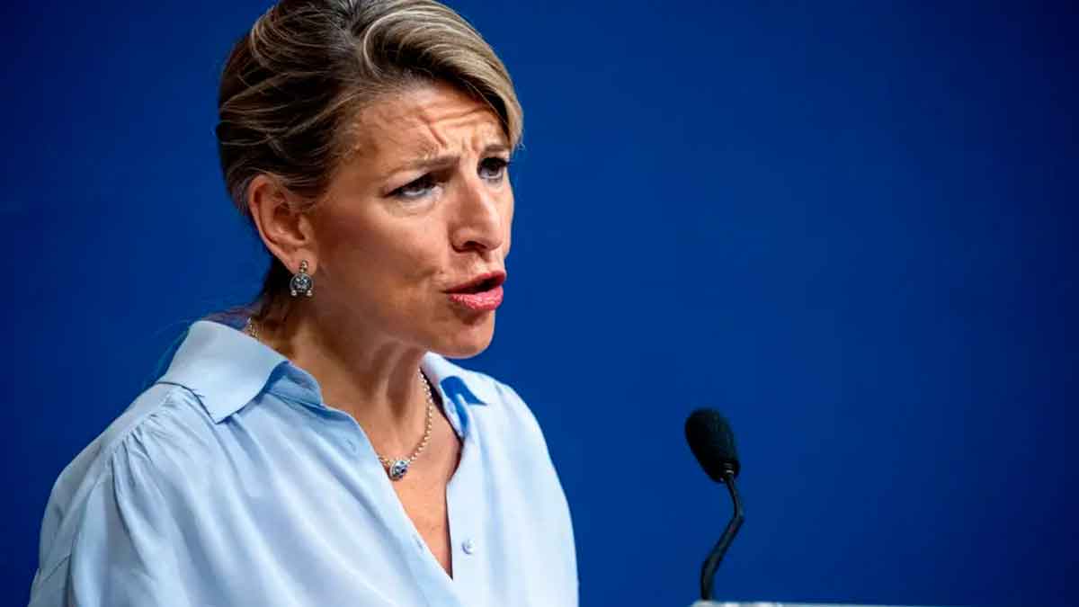 Yolanda Díaz explicando la nueva ayuda del SEPE en rueda de prensa oficial