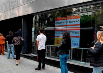 Usuarios hacen cola ante una oficina de empleo del SEPE para renovar la demanda y evitar la suspensión del paro