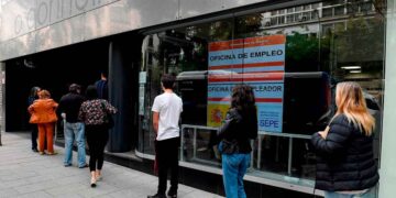 Usuarios hacen cola ante una oficina de empleo del SEPE para renovar la demanda y evitar la suspensión del paro