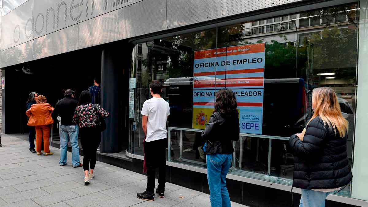 Usuarios hacen cola ante una oficina de empleo del SEPE para renovar la demanda y evitar la suspensión del paro