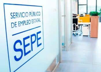 Logotipo del SEPE en una oficina moderna donde se tramitan subsidios y se vigila el cumplimiento de los requisitos de carencia de rentas