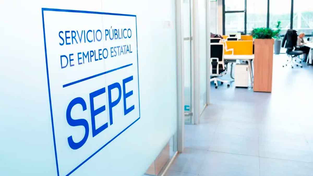 Logotipo del SEPE en una oficina moderna donde se tramitan subsidios y se vigila el cumplimiento de los requisitos de carencia de rentas